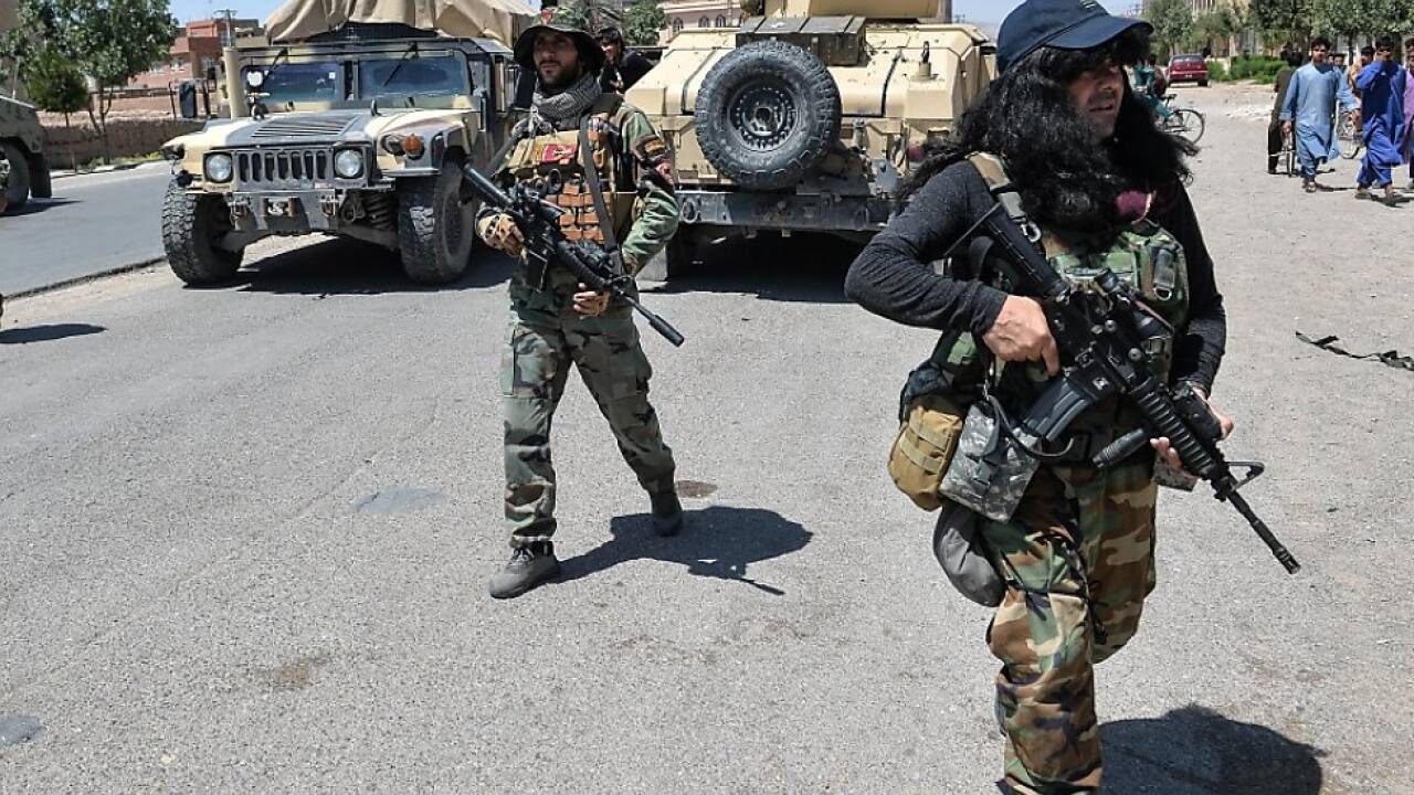 Afghanische Armee kämpft gegen Taliban, die immer mehr Gebiete erobern 