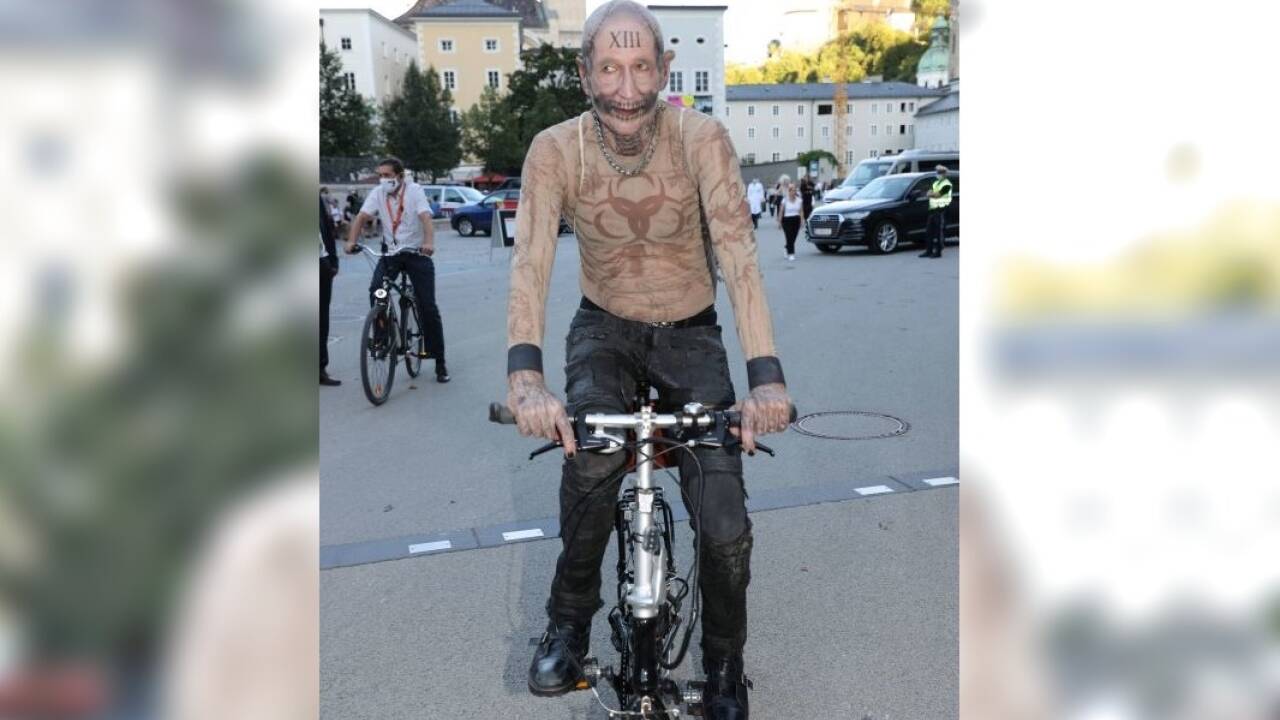 Peter Lohmeyer, 2013 bis 2020 Jedermanns Tod, mit seinem Klapprad auf flottem Weg zu einer Aufführung.  