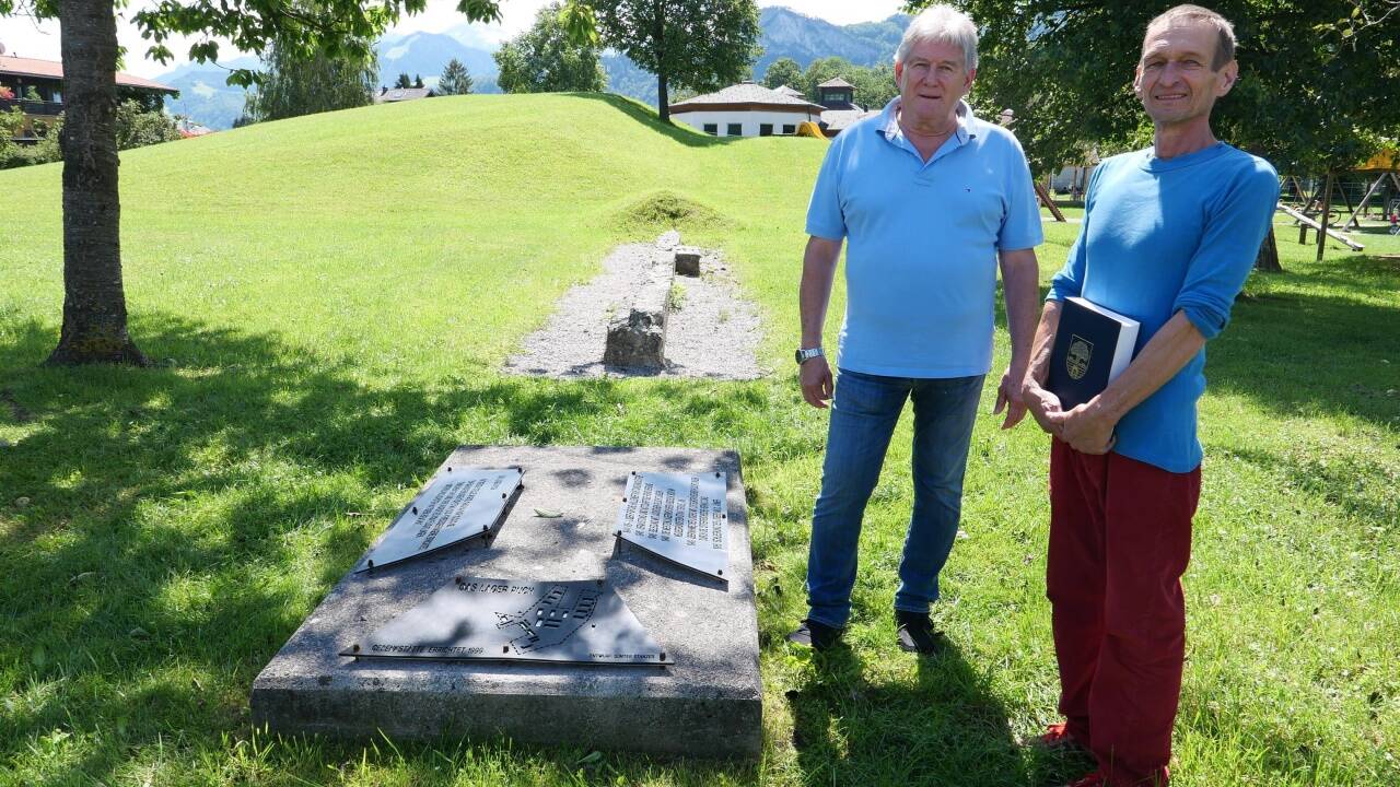 Bürgermeister Helmut Klose und Künstler Günter Stanzer bei der Gedenkstätte in Puch.  