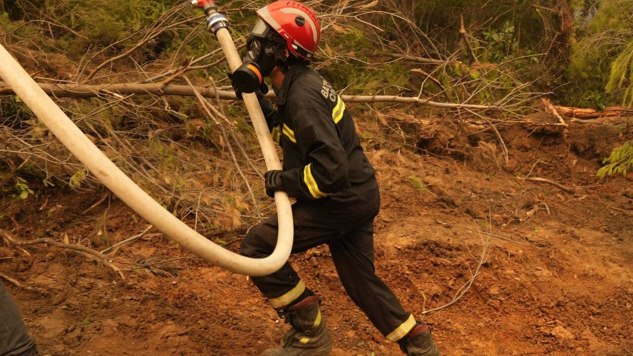 Ein Feuerwehrmann aus Serbien ist im Einsatz auf der griechischen Insel Euböa.  