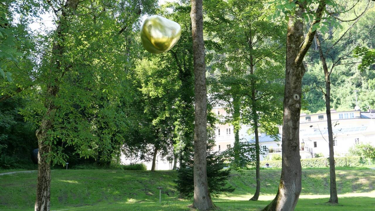 Blicke auf die Arbeit „don’t forget!“ von Tobias Ballaty im Park von Schloss Arenberg.  