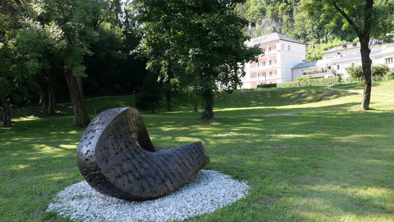 Tobias Ballaty ist mit weiteren Arbeiten im Arenbergpark vertreten, im Bild die Bronzeskulptur „ecliptica“. 