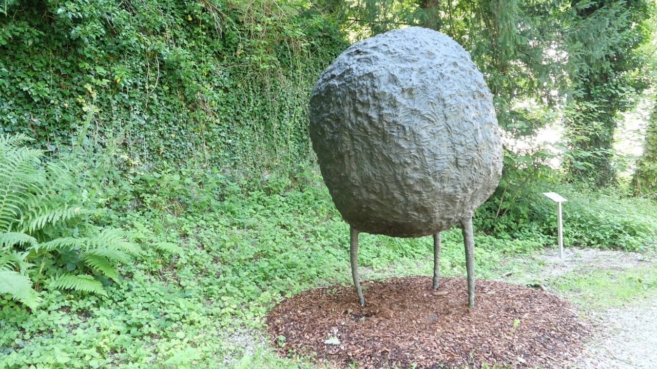 Alfred Haberpointners „Gewichtung“ (Ponderation) steht am Übergang zwischen dem oberen und unteren Teil des Parks.  