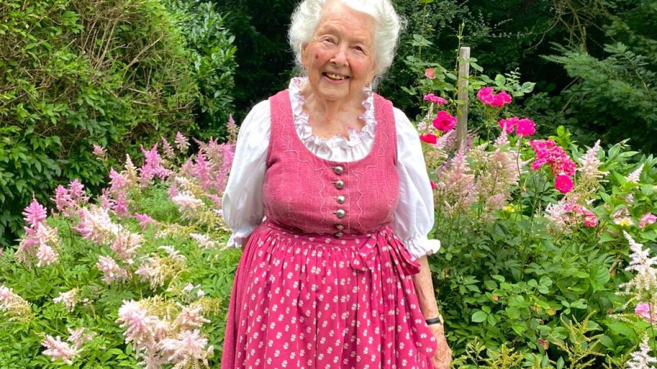 Maria Hoffmann in ihrem Garten in der Stadt Salzburg - die Blumen pflegt sie nach wie vor selbst.  Maria Hoffmann in ihrem Garten in der Stadt Salzburg - die Blumen pflegt sie nach wie vor selbst.