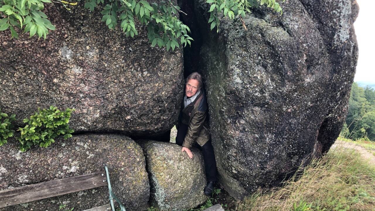 Wer durch die „Bucklwehluck’n“ kriecht, wird von Kreuzweh geheilt.  