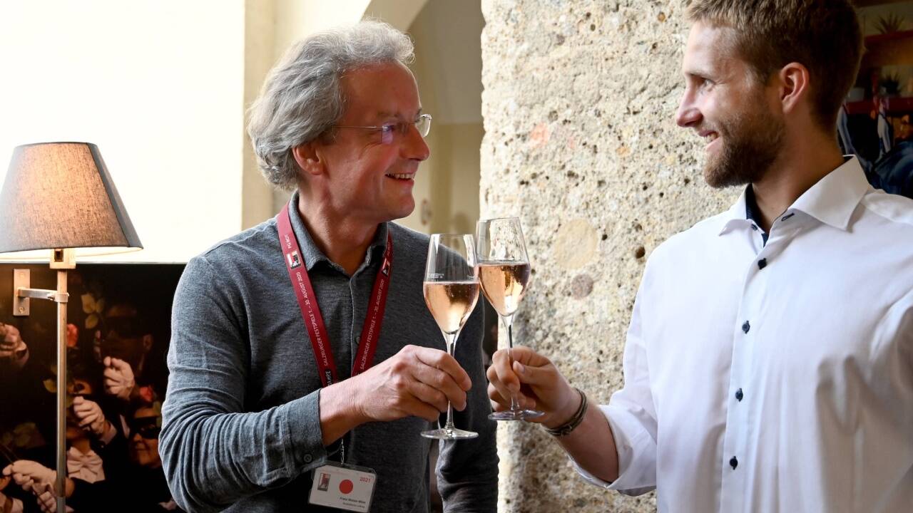 Dirigent Franz Welser-Möst und Slalom-Ass Marco Schwarz in Salzburg. 