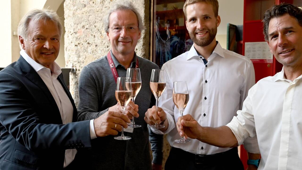 Der ehemalige ÖSV-Sportdirektor Hans Pum, Dirigent Franz Welser-Möst, Skiweltmeister Marco Schwarz und Marko Pfeifer bei einem Treffen vor Beginn der Oper 'Elektra' am Donnerstag, 11. August 2021, in Salzburg.  
