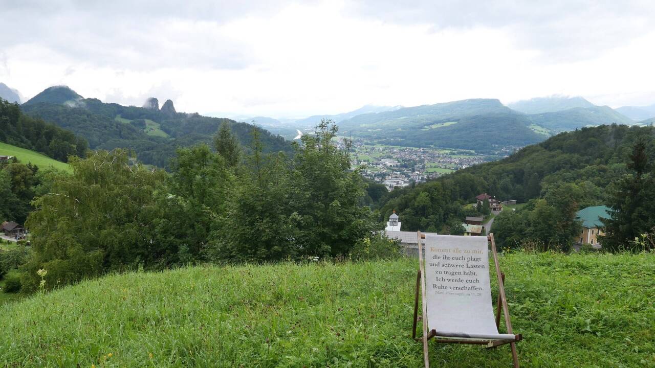 Wolkenverhangener Blick vom Dürrnberg ins Salzachtal.  