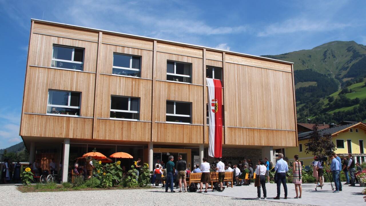 Die Vorderansicht des neuen Seniorenheims. Der Gebäudekomplex wird unter anderem noch um den Kindergarten erweitert. 