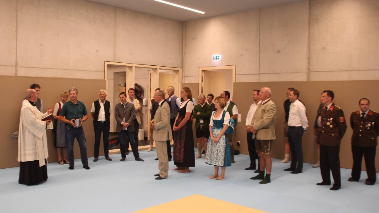 Einweihung der dem Seniorenheim angeschlossenen Dojo-Halle. 
