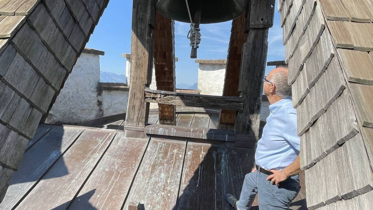 Festungsverwalter Bernhard Heil bei der Glocke: „Bei einer Geburt läuten wir.“ 