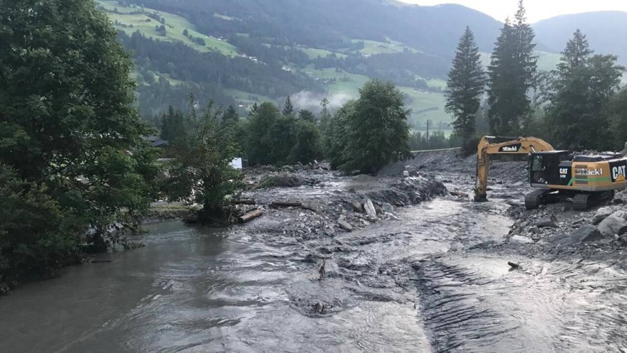 Die Bagger versuchen seit Sonntagnacht, die Krimmler Ache wieder freizubekommen.  