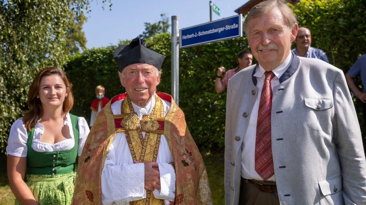 Ein noch lebender Patron für eine Straße ist der Großgmainer Altpfarrer Herbert Josef Schmatzberger; flankiert von Bgm. Sebastian Schönbuchner (ÖVP; r.) und Vizebgm. Marlene Svazek (FPÖ, l.) Ein noch lebender Patron für eine Straße ist der Großgmainer Altpfarrer Herbert Josef Schmatzberger; flankiert von Bgm. Sebastian Schönbuchner (ÖVP; r.) und Vizebgm. Marlene Svazek (FPÖ, l.)