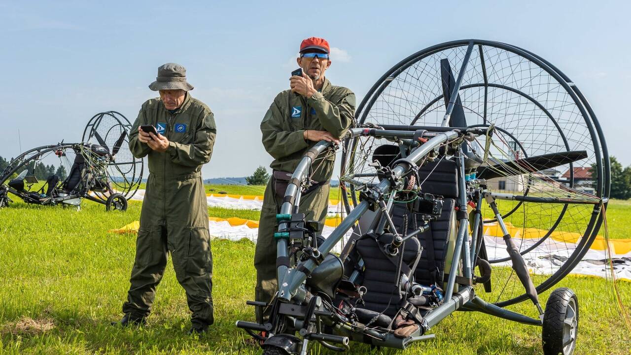  Die beiden Ultraleicht-Piloten Walter Holzmüller und Johannes Fritz beim Check des Wetterradars.  