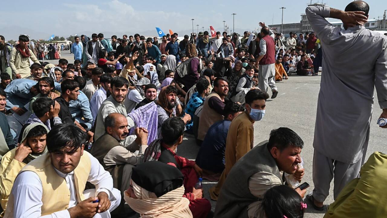 Menschen in Kabul warten auf Rettungsflüge 