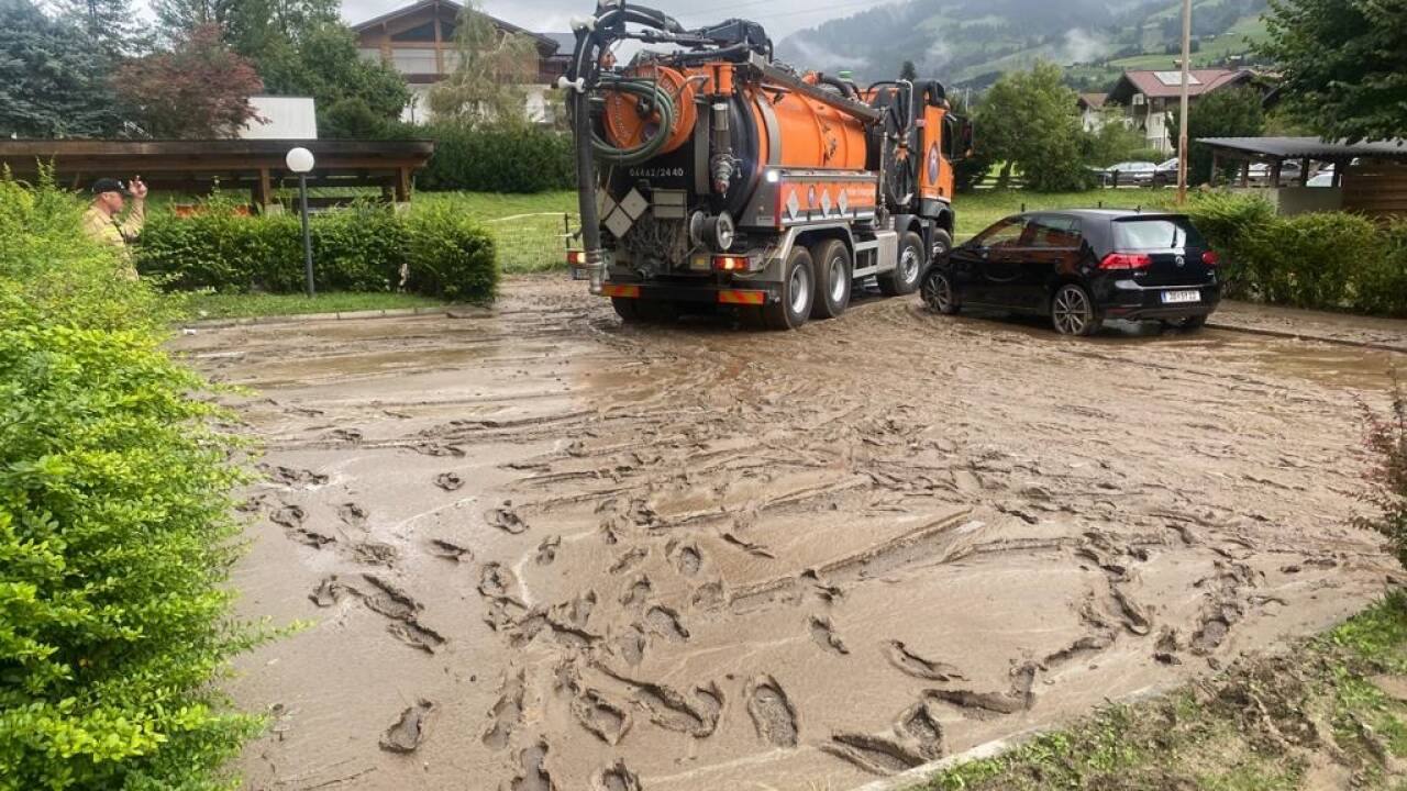 Aufräumen nach der Überflutung in der Reinbachsiedlung. 