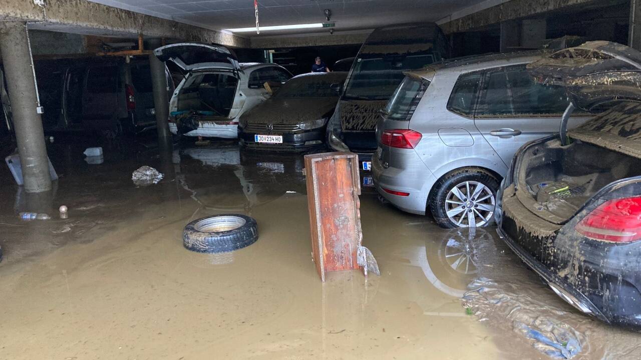 Das Hochwasser setzte zahlreiche Keller wie hier in der Reinbachsiedlung unter Wasser. 
