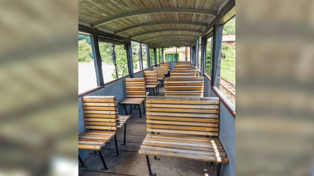 Die alten Dampfzüge mit den Holzbänken sind nur mehr für Nostalgiker &Ouml;  