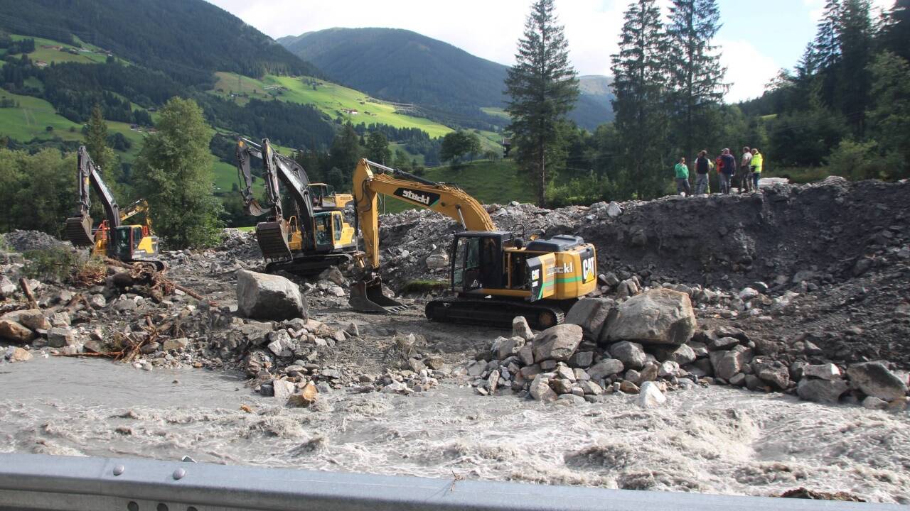 Bagger beim Graben eines neues Bettes für die Salzach.  