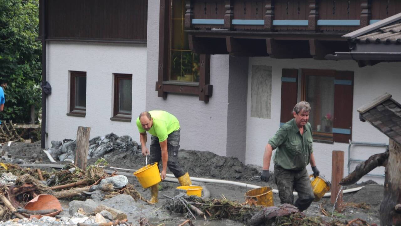 Bewohner und Helfer reinigten mit Pumpen, Kübeln und Schaufeln die Häuser.  