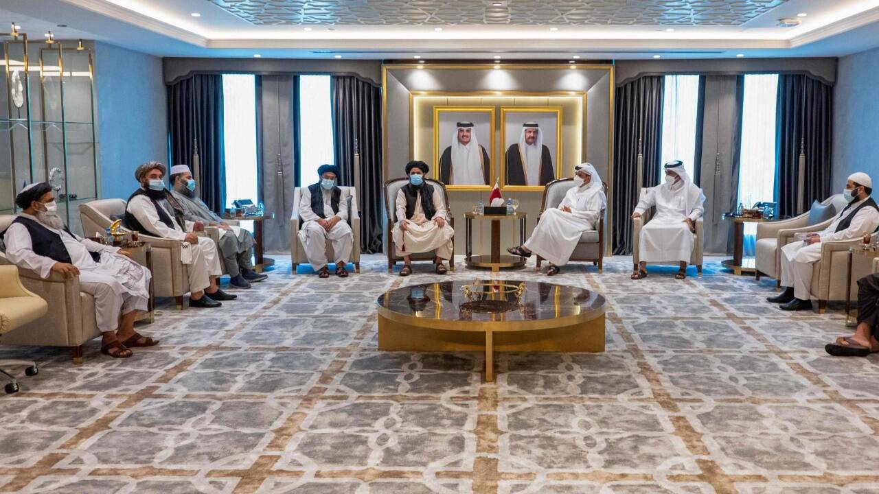 Verhandlungen mit den Taliban fanden wiederholt in Doha statt, im Bild eine Besprechung mit dem Außenminister von Katar und seinen Mitarbeitern. 