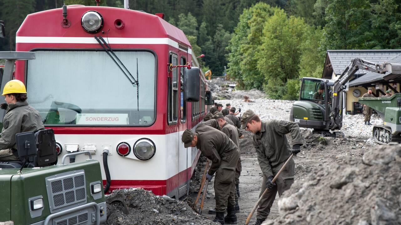 Soldaten des Bundesheeres schaufeln den Bahnhof in Wald im Pinzgau frei.  