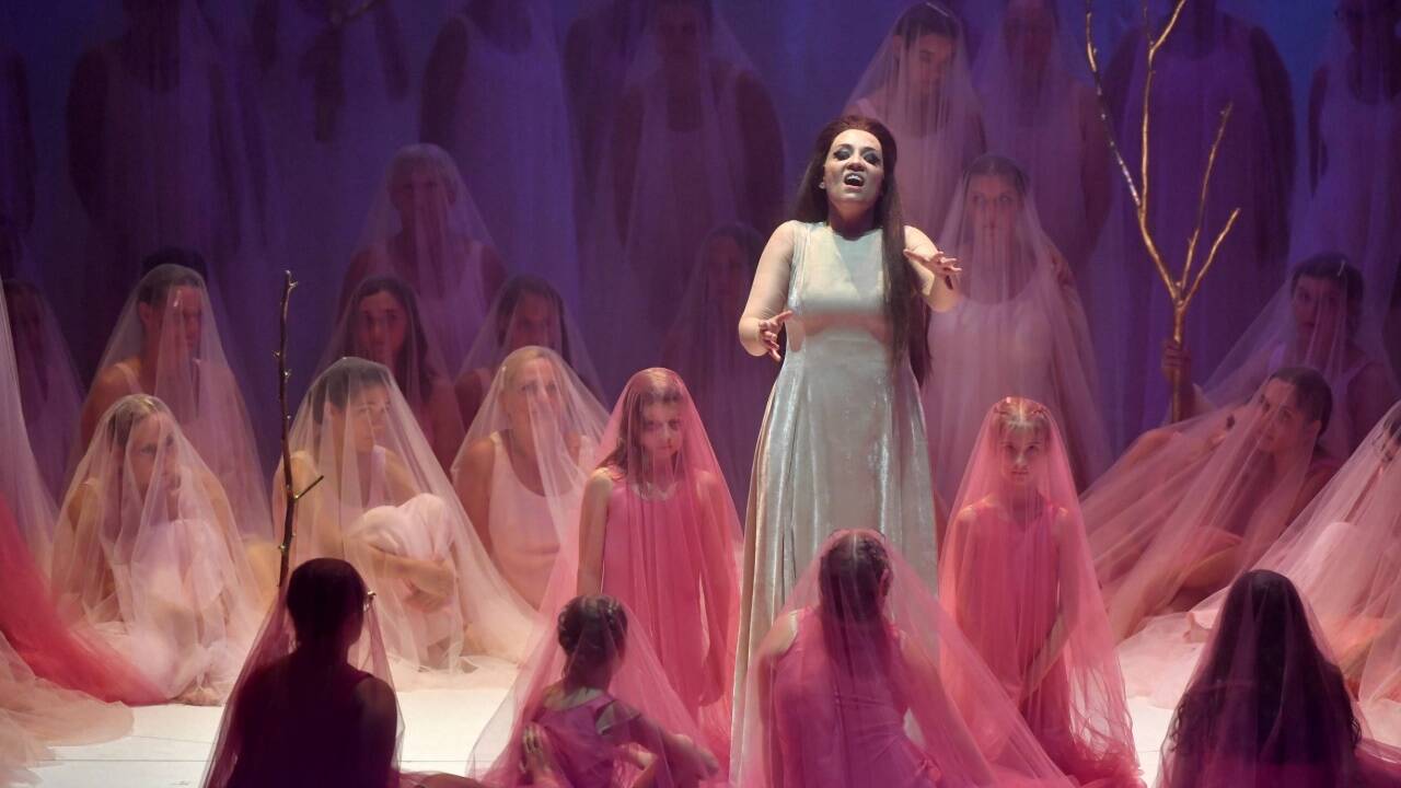 Nadezhda Pavlova vereint als Donna Anna im „Don Giovanni“ bei den Salzburger Festspielen Furie und Liebhaberin. Nadezhda Pavlova vereint als Donna Anna im „Don Giovanni“ bei den Salzburger Festspielen Furie und Liebhaberin.