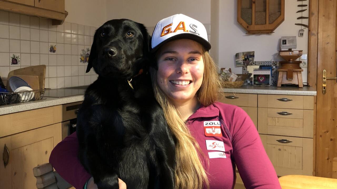 Die 21-jährige Carina Edlinger mit ihrem Blindenhund Riley in ihrem Zuhause in Fuschl am See. 
