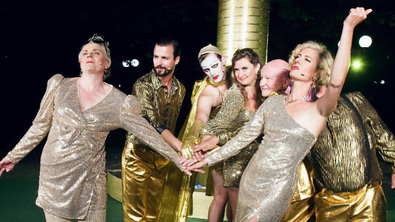 Das "Ensemble für unpopuläre Freizeitgestaltung" zeigt "jedermann (stirbt)" Das 'Ensemble für unpopuläre Freizeitgestaltung' zeigt 'jedermann (stirbt)'