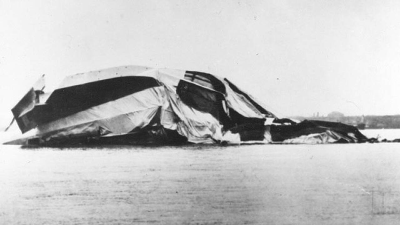 1921: Das englische Luftschiff ZR-2 bricht während eines Probeflugs in der Nähe von Hull auseinander, 62 Menschen kommen ums Leben. 1921: Das englische Luftschiff ZR-2 bricht während eines Probeflugs in der Nähe von Hull auseinander, 62 Menschen kommen ums Leben.