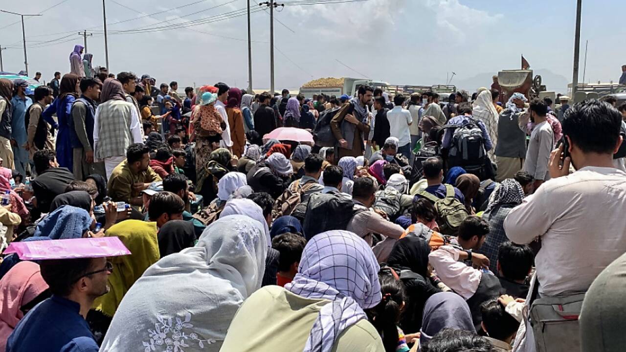 Tausende Menschen wollen außer Landes kommen 