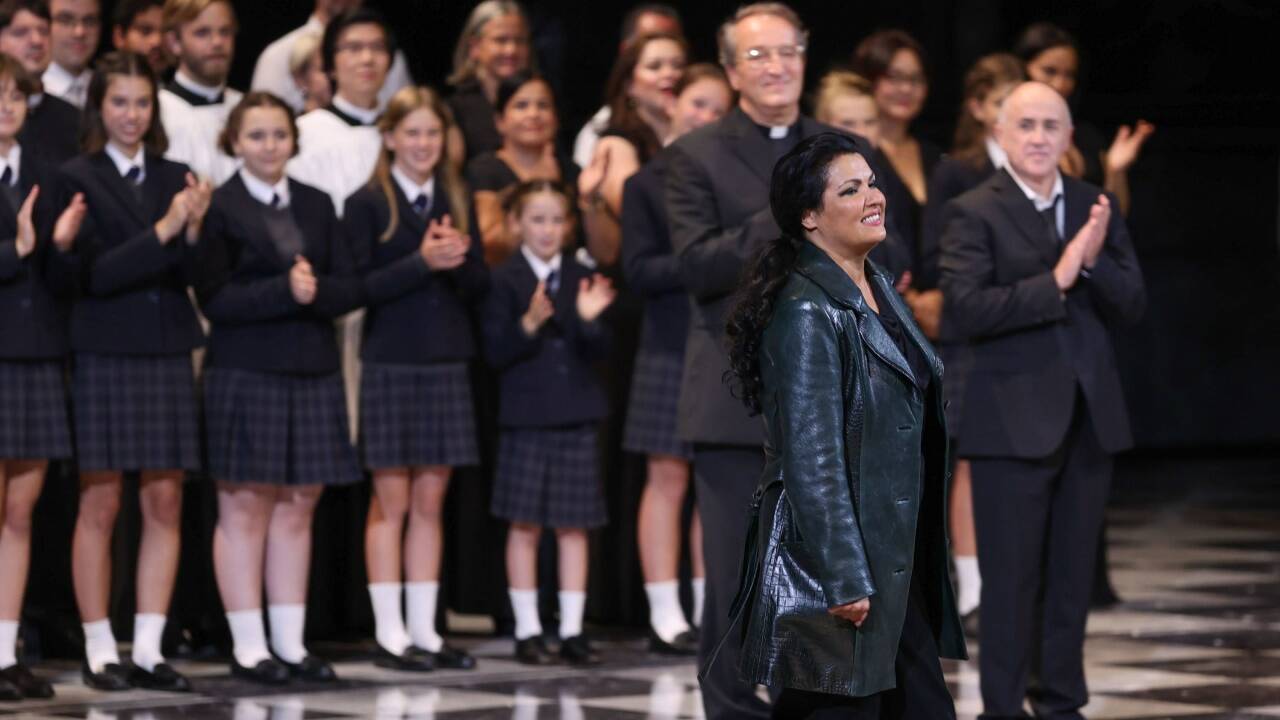 Freude bei der Operndiva über die gelungene Premiere.  