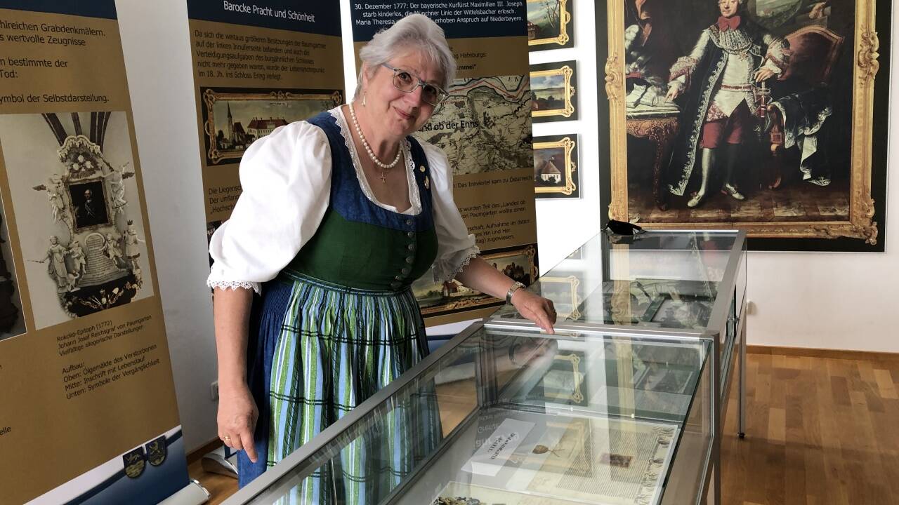 Adelheid Schwendtner im Ausstellungsraum.  