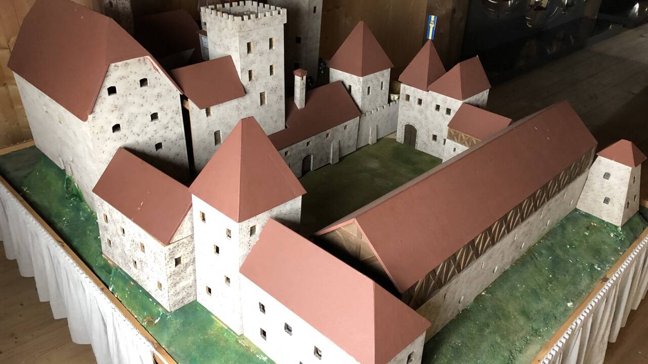 Ein Modell der Burg, gefertigt von Altbürgermeister Franz Altmann nach einem Kupferstich von Michael Wening aus dem Jahr 1721.  
