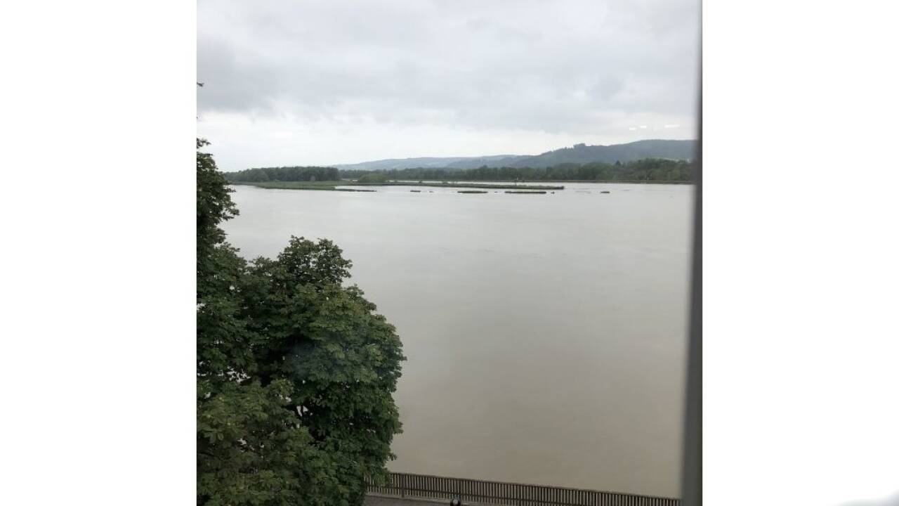 Mit Blick auf die Naturlandschaft des Inns.  