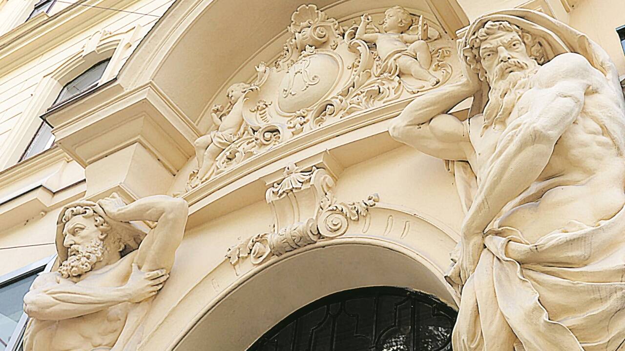 Imposante Bauten in Wien beherbergen oft genug luxuriöse Wohneinheiten, oft auch im Dachgeschoß.   Imposante Bauten in Wien beherbergen oft genug luxuriöse Wohneinheiten, oft auch im Dachgeschoß.