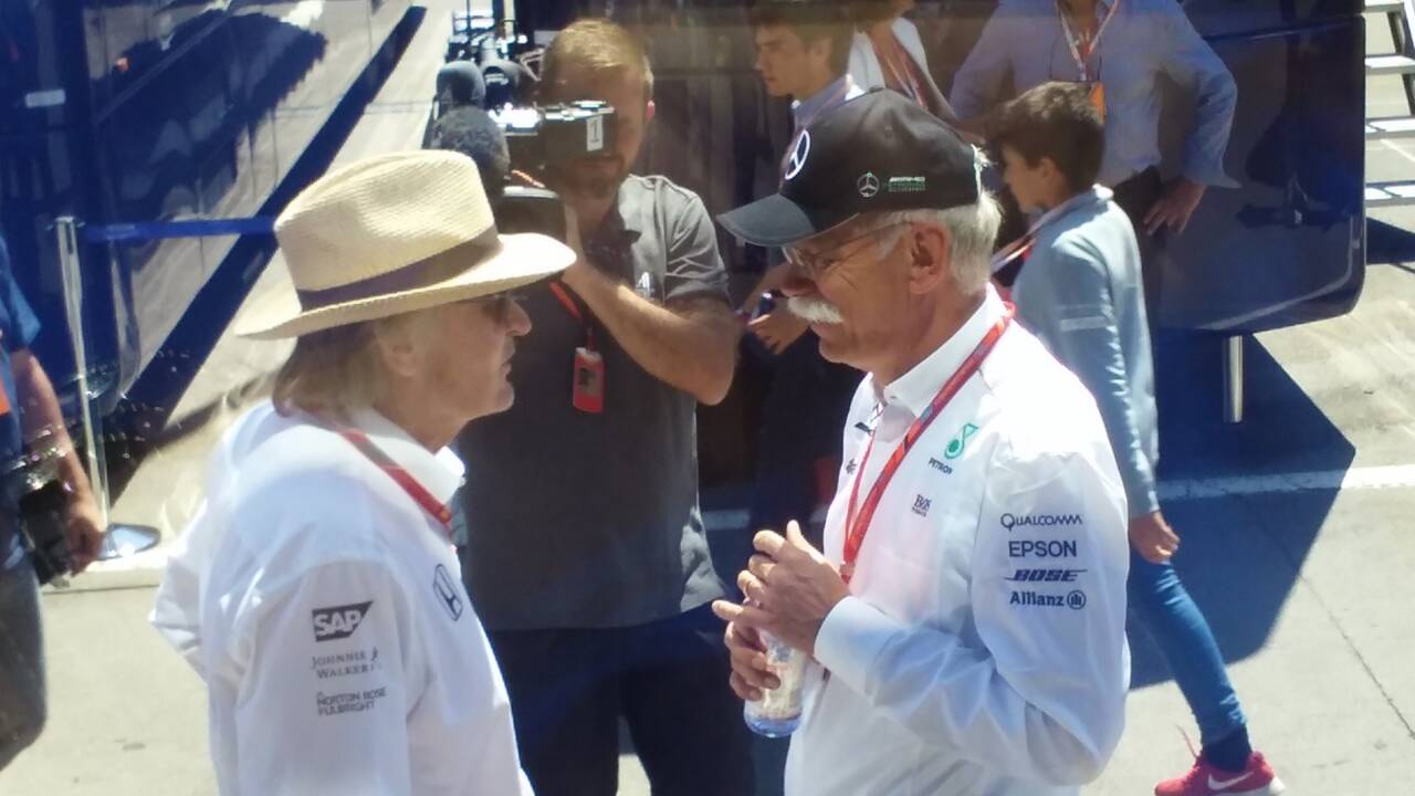 McLaren-Eigentümer Mansour Ojjeh im Gespräch mit Daimler-Chef Dieter Zetsche. McLaren-Eigentümer Mansour Ojjeh im Gespräch mit Daimler-Chef Dieter Zetsche.