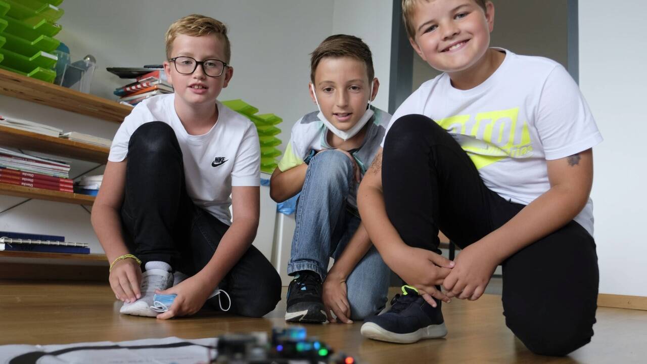 Laurenz (9), Benjamin (10) und Jakob (10) lassen ihren gebauten Roboter fahren. 