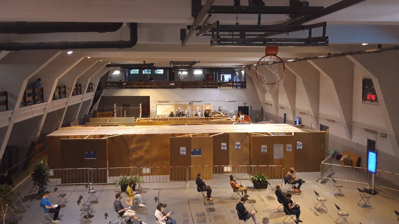 Eine zum Impfzentrum umgewandelte Sporthalle in Brüssel.   Eine zum Impfzentrum umgewandelte Sporthalle in Brüssel.