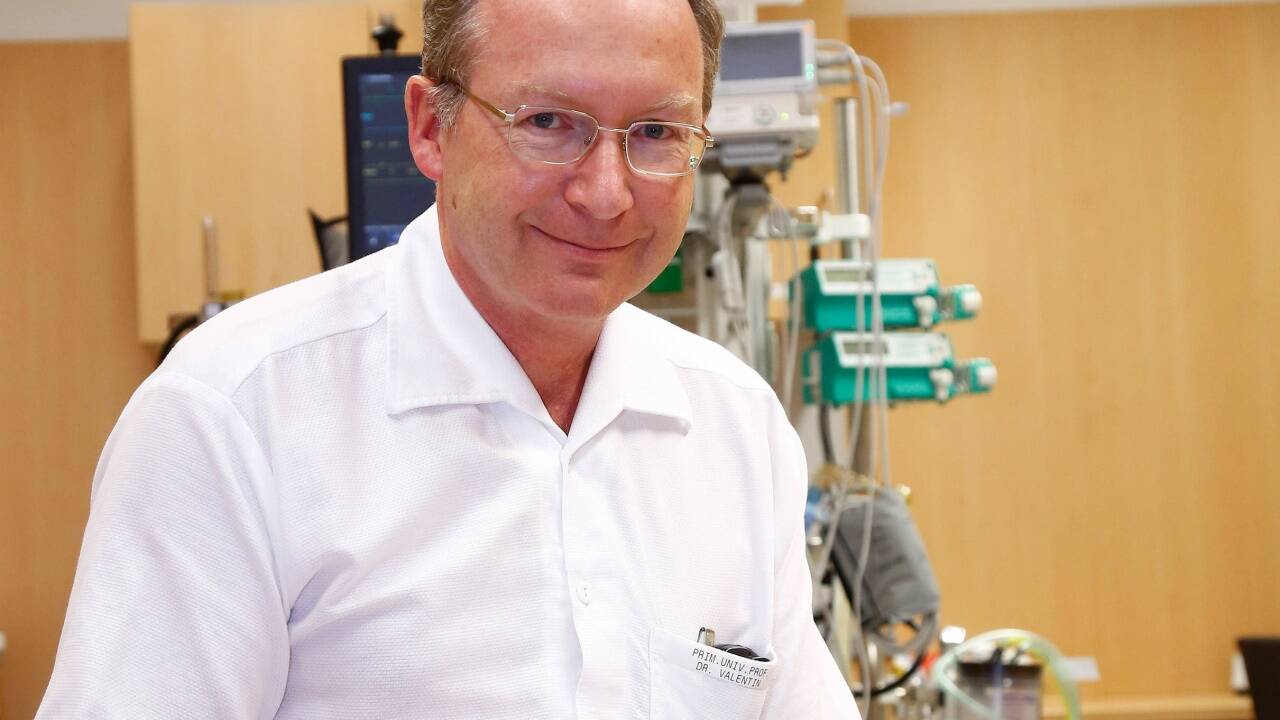 Andreas Valentin, ärztlicher Direktor in Schwarzach, wird mit Ende August dienstfrei gestellt. Sein Vertrag wird gekündigt.  