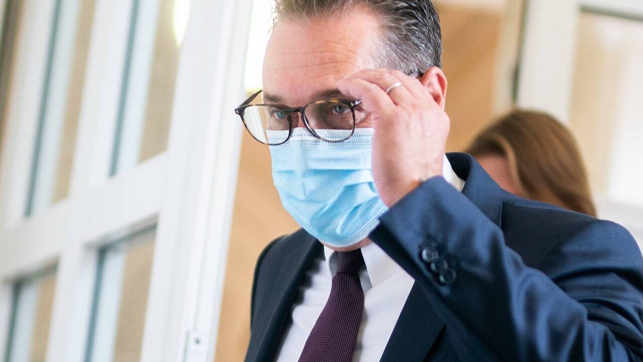 Der Angeklagte Ex-FPÖ-Obmann Heinz-Christian Strache am Freitag, 27. August 2021, vor Prozessbeginn im großen Schwurgerichtssaal im Landesgericht Wien.  