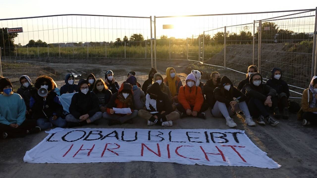 Rund 100 Klimaschützer versammelten sich 