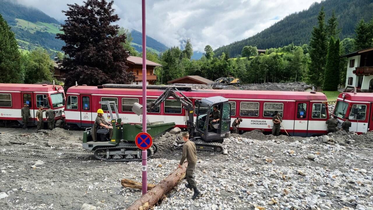 Am Bahnhof Krimml wurde eine Garnitur mit Geröll zugeschüttet und Infrastruktur völlig zerstört. 
