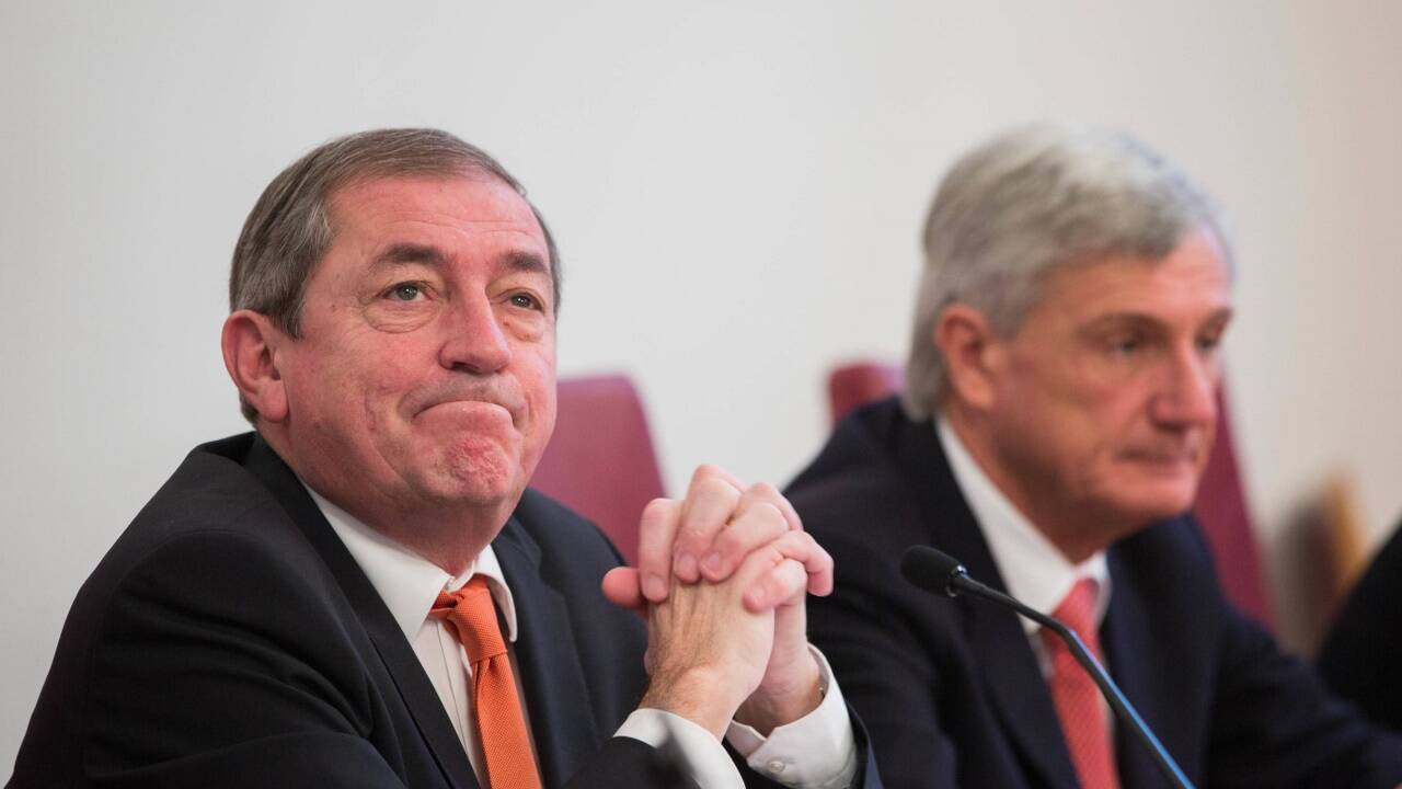 Jahrelang saßen sie nebeneinander auf der Regierungsbank: Nun fordert die Stadt Salzburg unter Bürgermeister Harald Preuner (ÖVP, rechts) vom ehemaligen Stadtchef Heinz Schaden (SPÖ) mindestens 260.000 Euro zurück.  