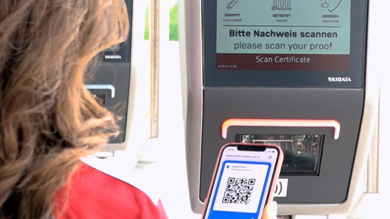 In der Allianz Arena in München ist das kombinierte Kontrollsystem von Skidata bereits im Einsatz. Am Drehkreuz-Terminal werden sowohl Green Pass als auch Ticket gescannt.  