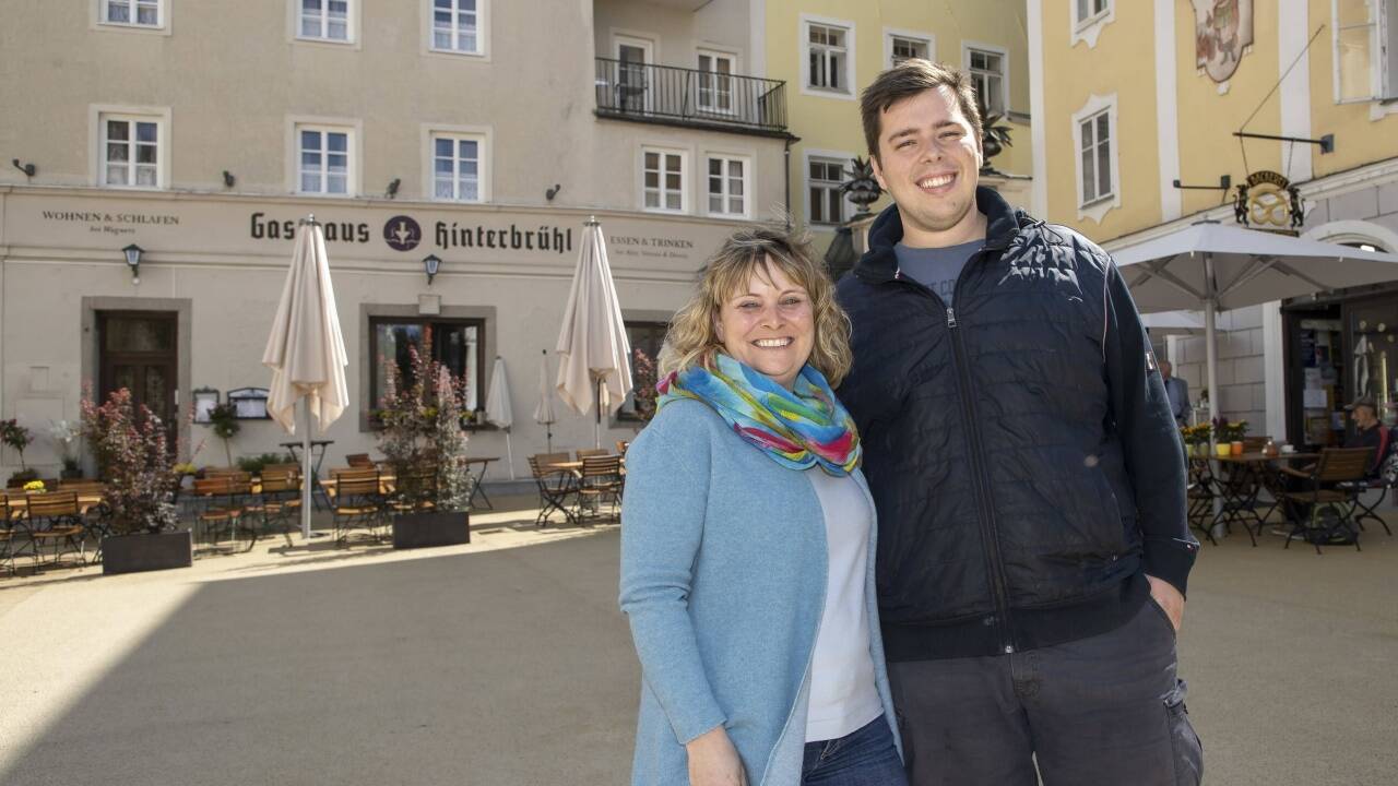 Sie freuen sich über das Ende der Bauarbeiten: Annette Holztrattner von der Bäckerei am Kajetanerplatz und Alexander Knoll, Wirt im Gasthaus Hinterbrühl. 