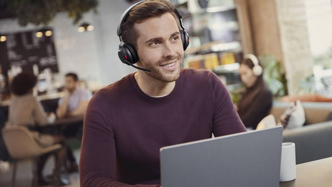 Lärmunterdrückende Kopfhörer fördern konzentriertes Arbeiten. 