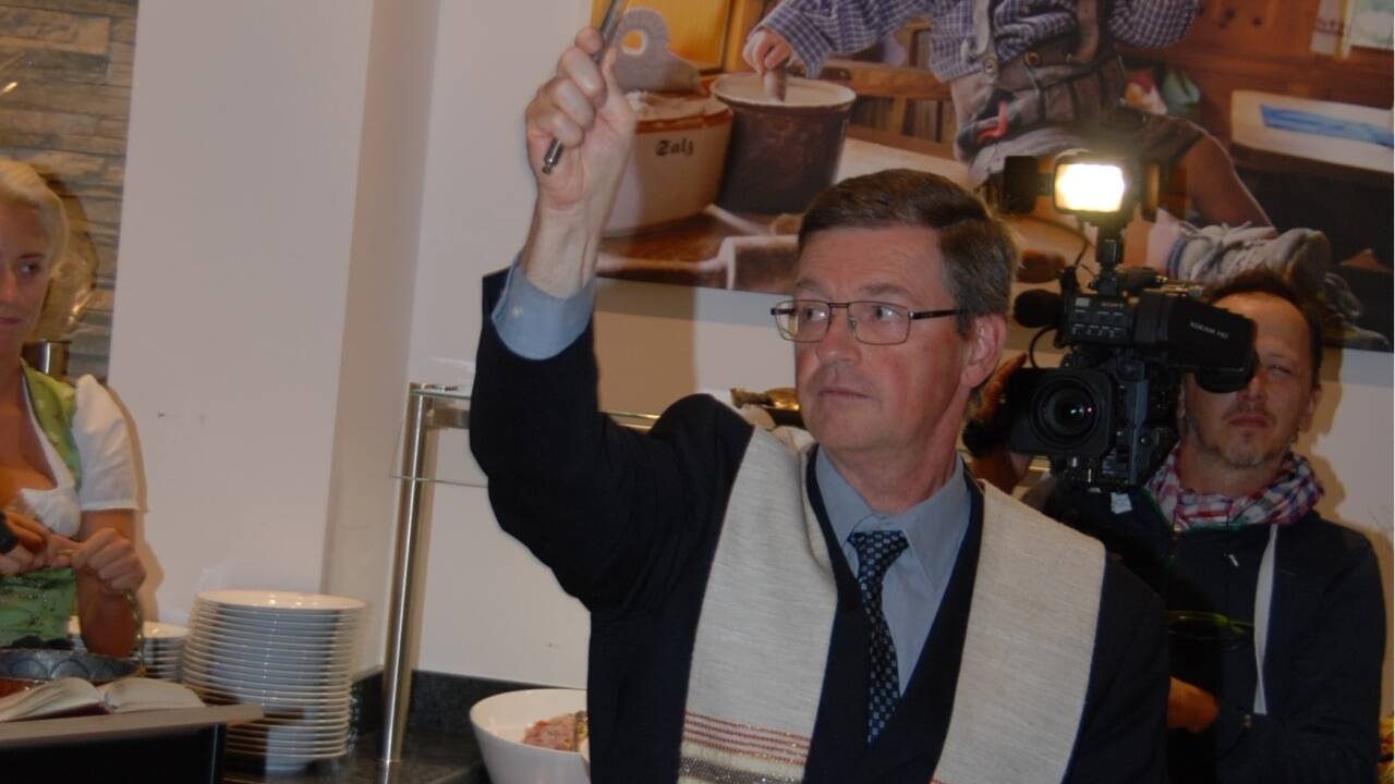 Dechant Markus Danner bei der Eröffnung des Gambswirt Tamsweg. 