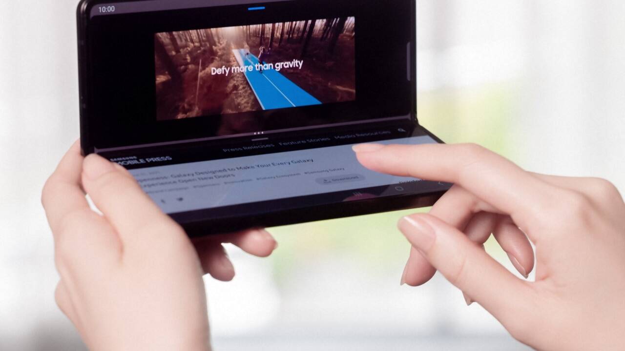 Das Galaxy Z Fold 3 im sogenannten Flex Mode. 