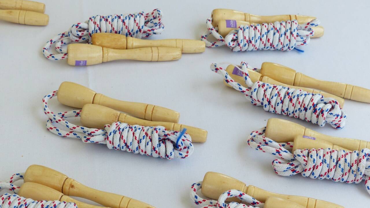 Die Springschnur trainiert den ganzen Körper und ist durch den hohen Kalorienverbrauch die ideale Sportart beim Abnehmen. 